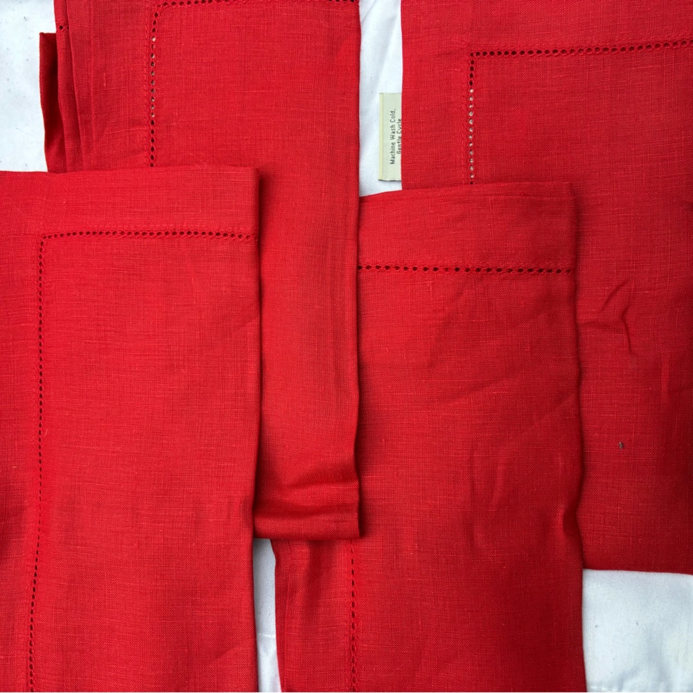 Pottery Barn Linen Table Runner and Napkins (4)